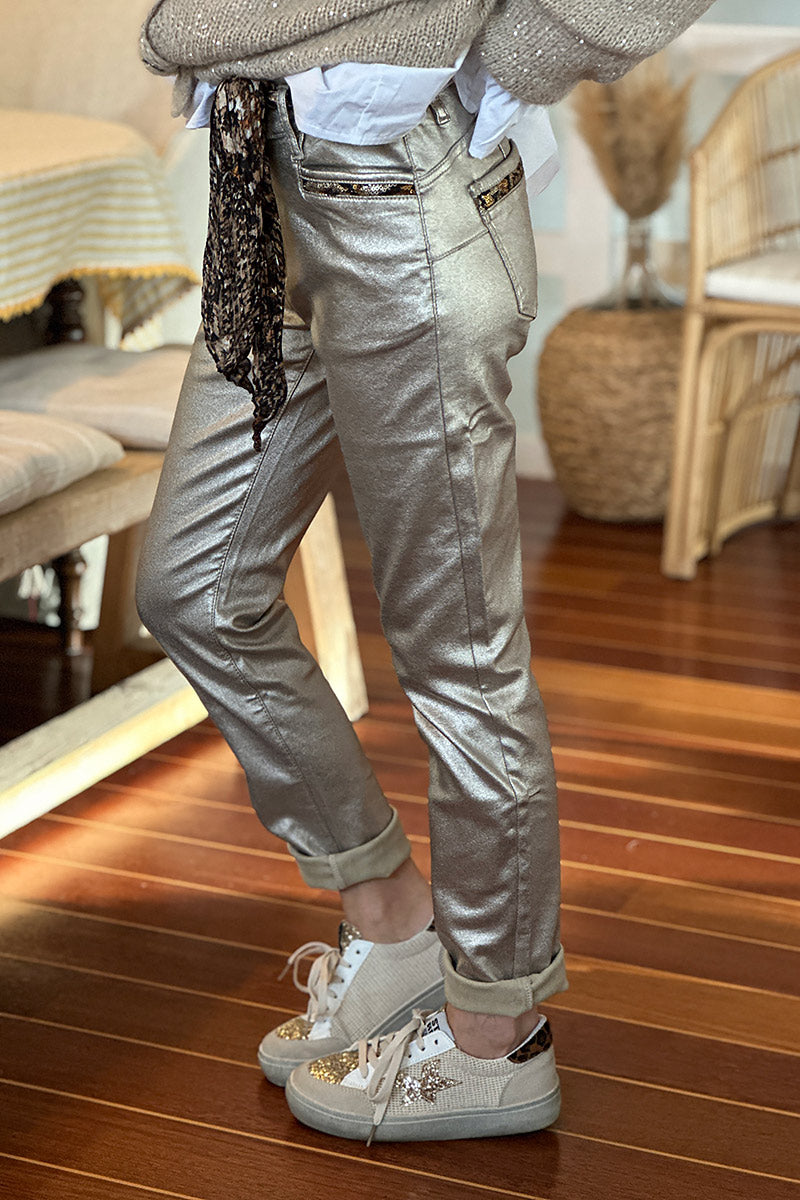 Pantalon slim effet huile fourré doré à liseré sequins et foulard imprimé