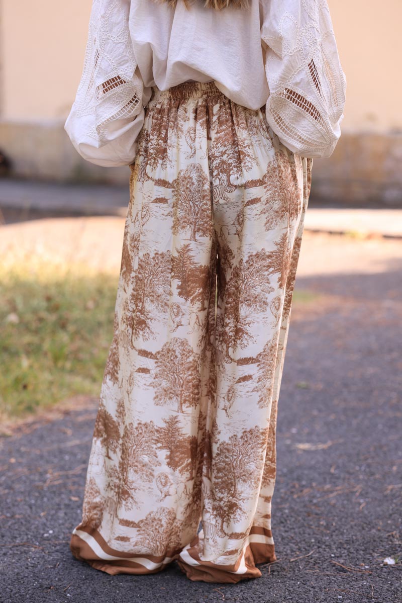 Pantalón de seda satinado de corte ancho, suave y fluido, con estampado toile de jouy en color camel