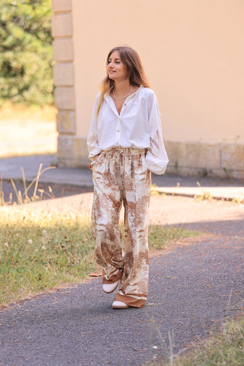 Pantalón de seda satinado de corte ancho, suave y fluido, con estampado toile de jouy en color camel