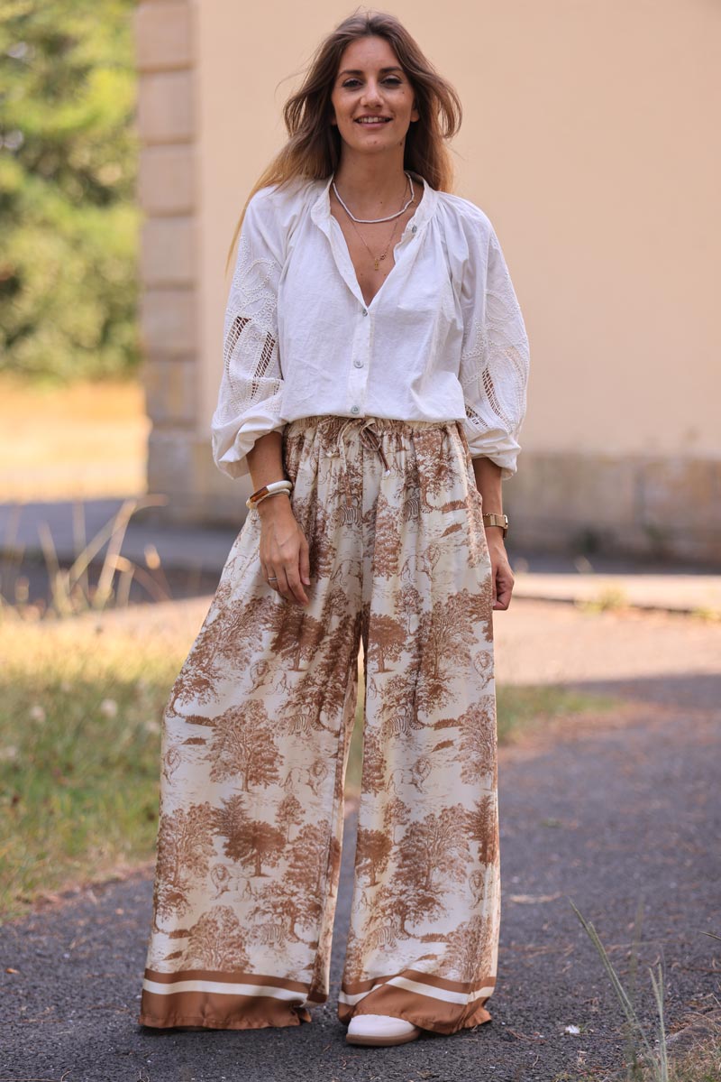 Pantalón de seda satinado de corte ancho, suave y fluido, con estampado toile de jouy en color camel