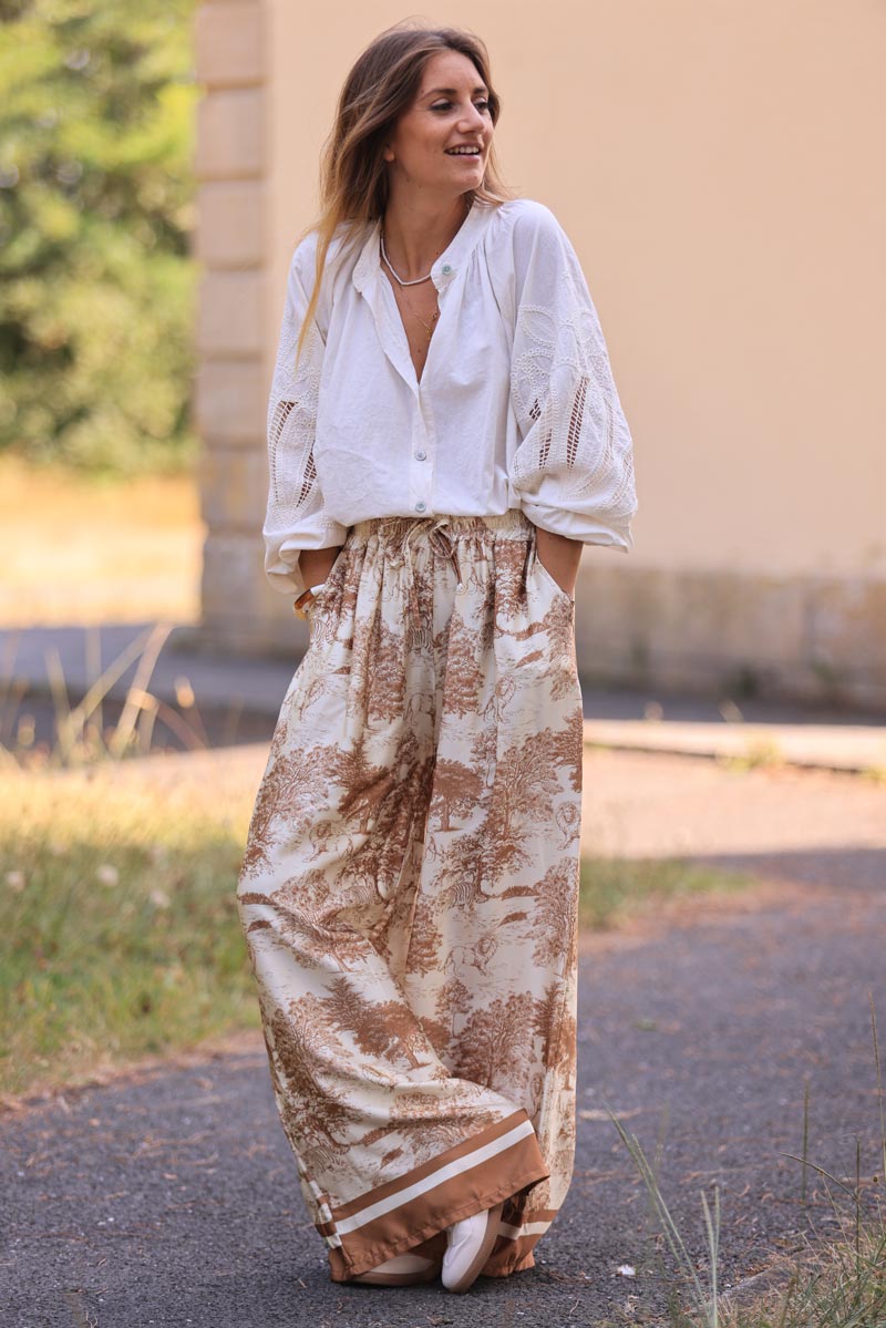 Pantalón de seda satinado de corte ancho, suave y fluido, con estampado toile de jouy en color camel