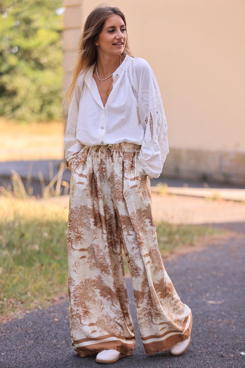 Pantalón de seda satinado de corte ancho, suave y fluido, con estampado toile de jouy en color camel