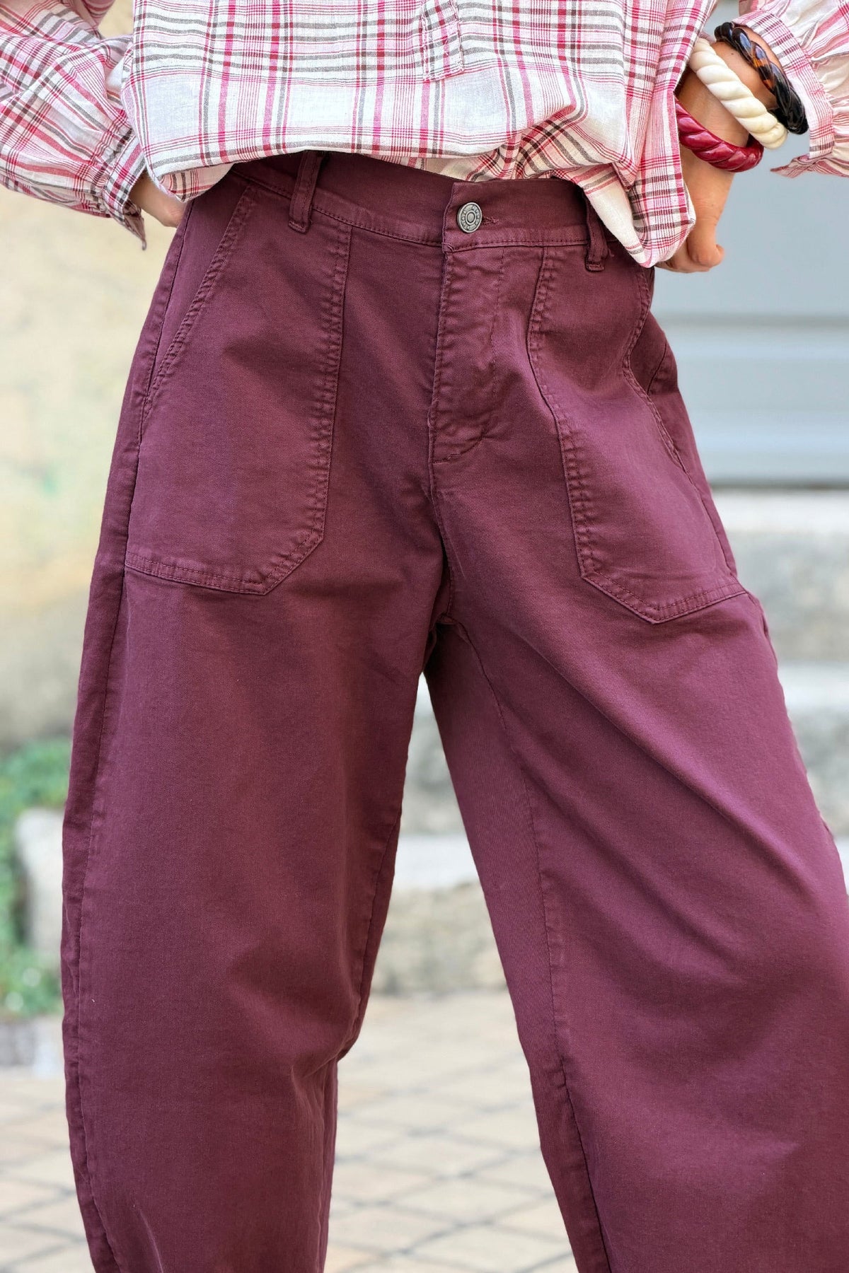 Pantalon stretch aubergine coupe barrel grandes poches