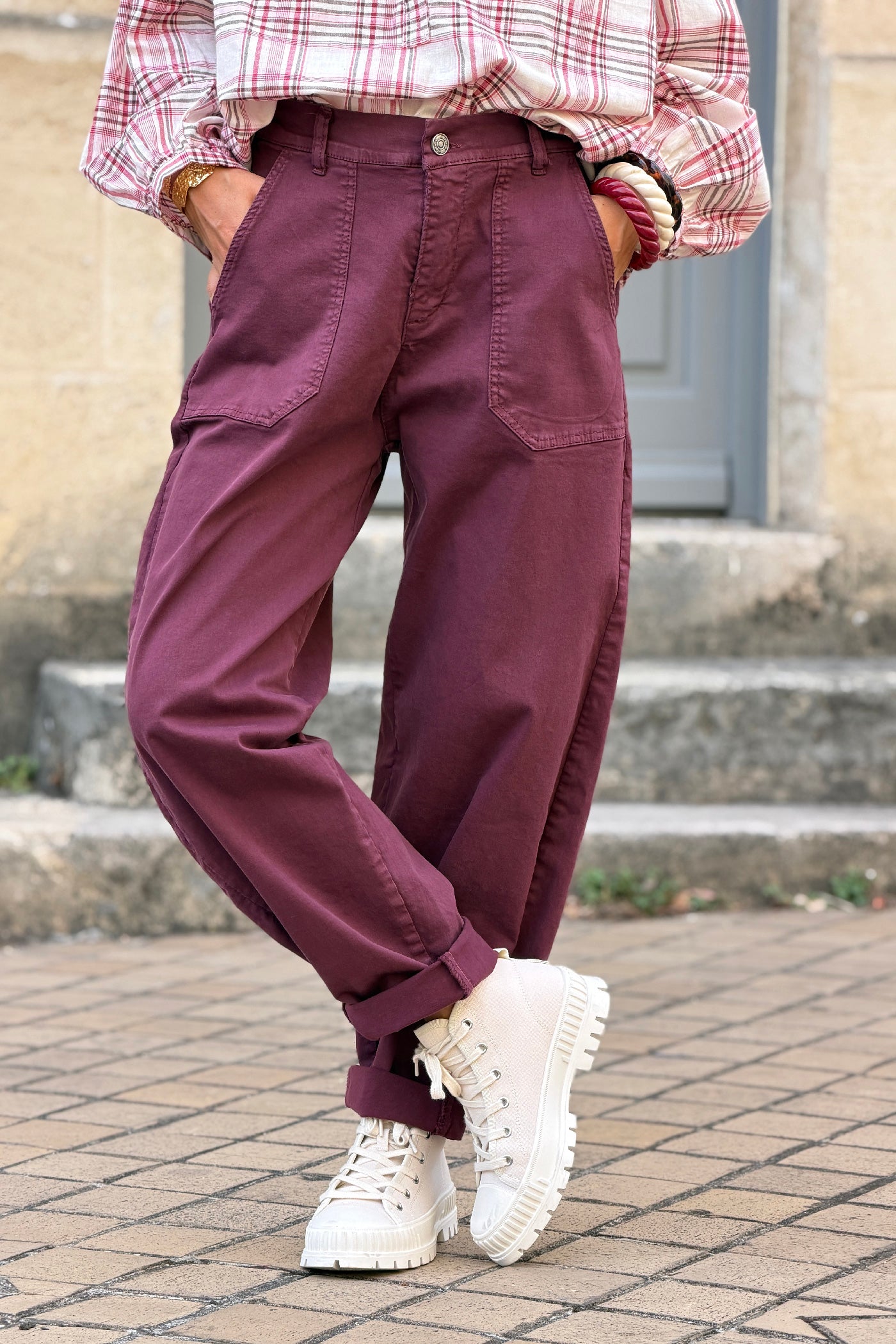 Pantalon stretch aubergine coupe barrel grandes poches