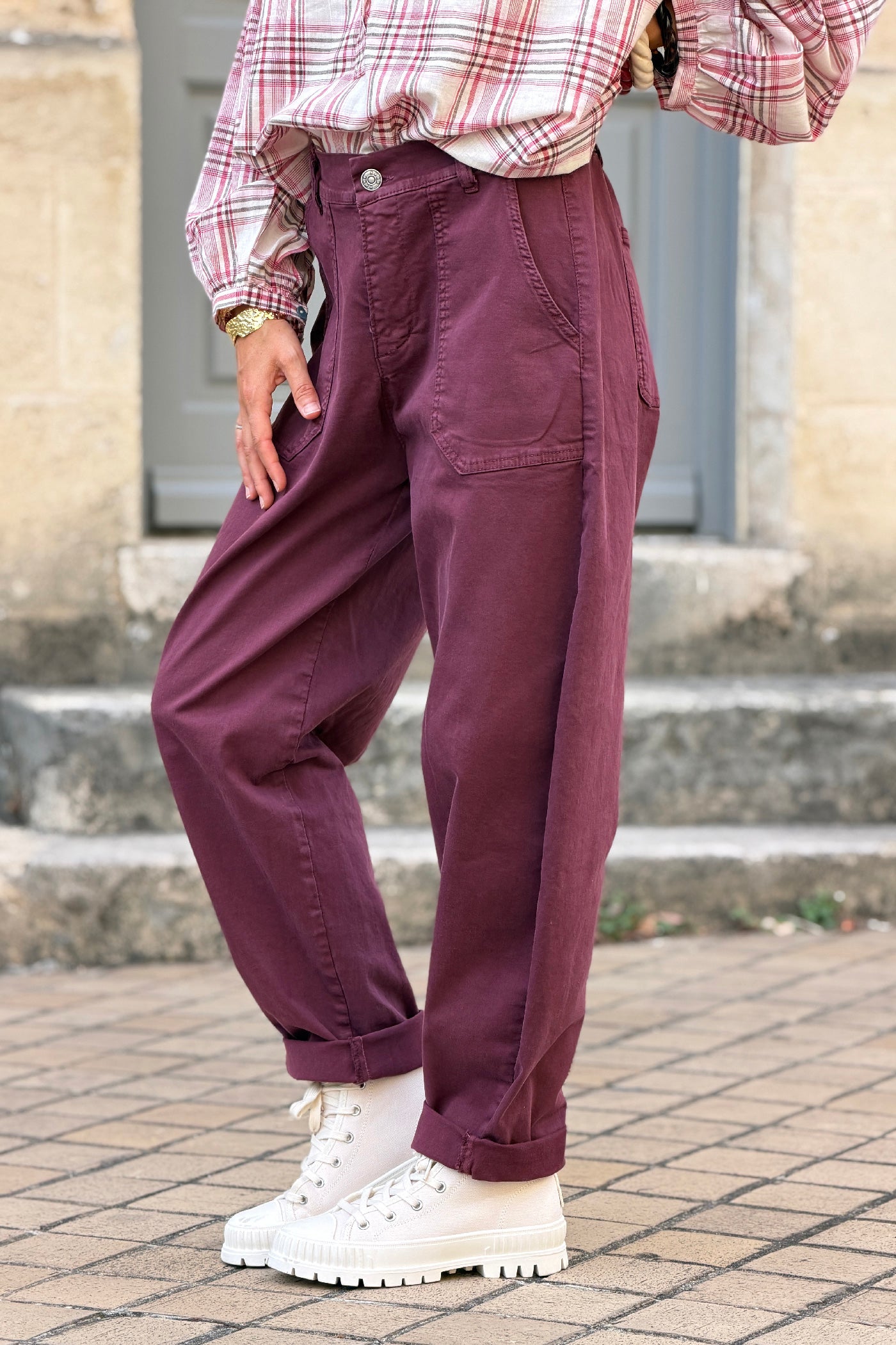 Pantalon stretch aubergine coupe barrel grandes poches