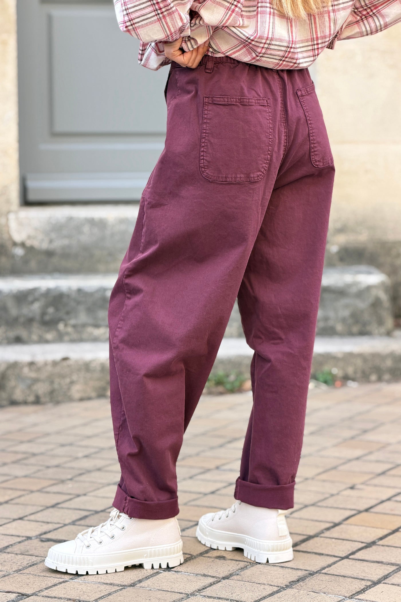 Pantalon stretch aubergine coupe barrel grandes poches