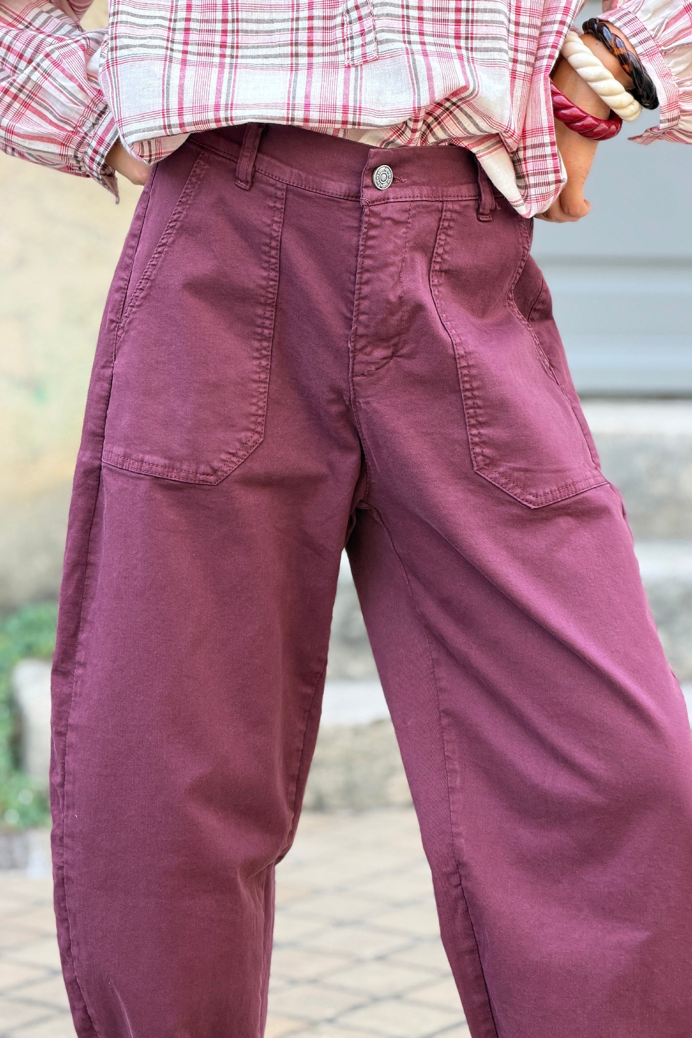 Pantalon stretch aubergine coupe barrel grandes poches