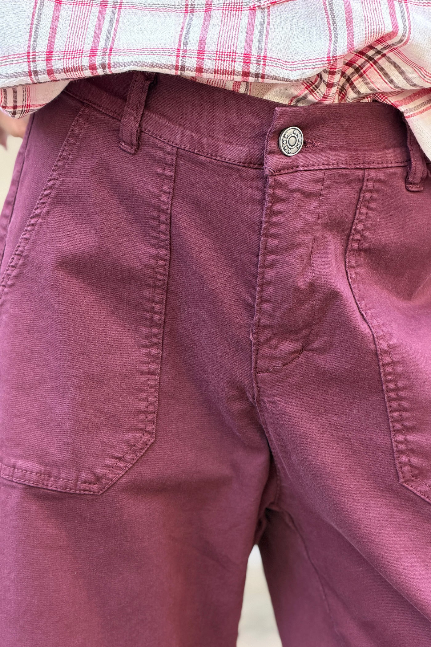 Pantalon stretch aubergine coupe barrel grandes poches