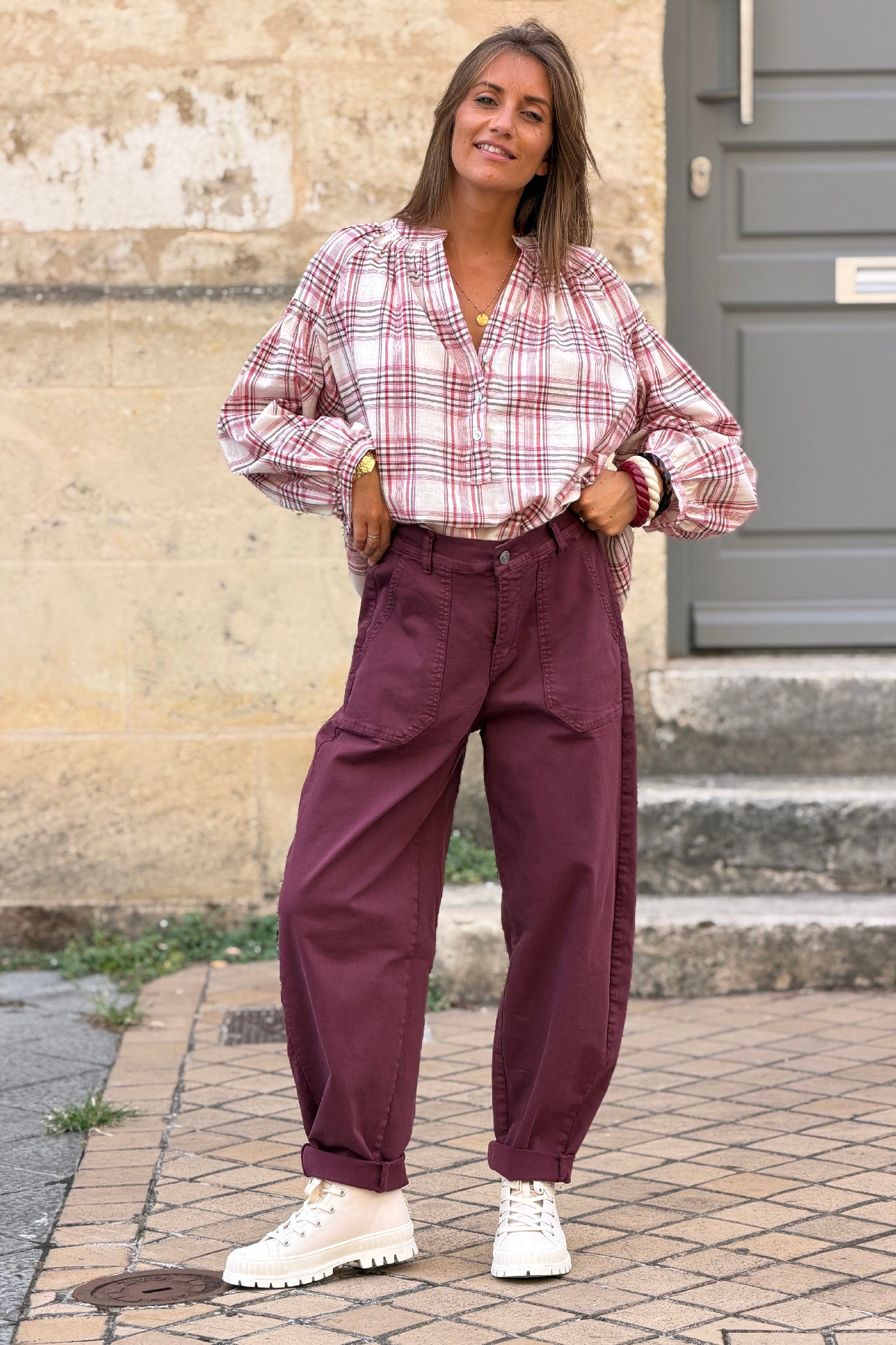 Pantalon stretch aubergine coupe barrel grandes poches