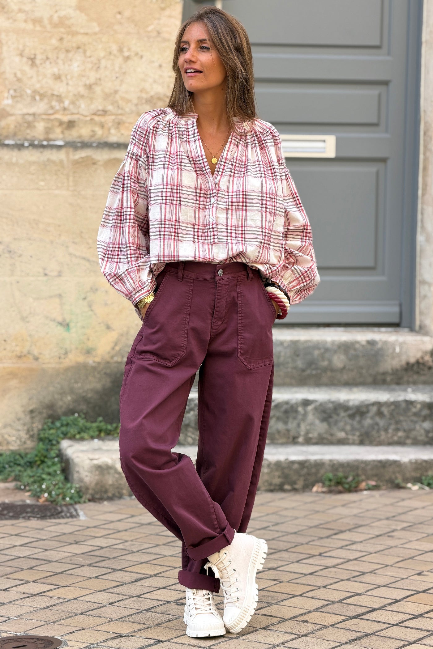 Pantalon stretch aubergine coupe barrel grandes poches