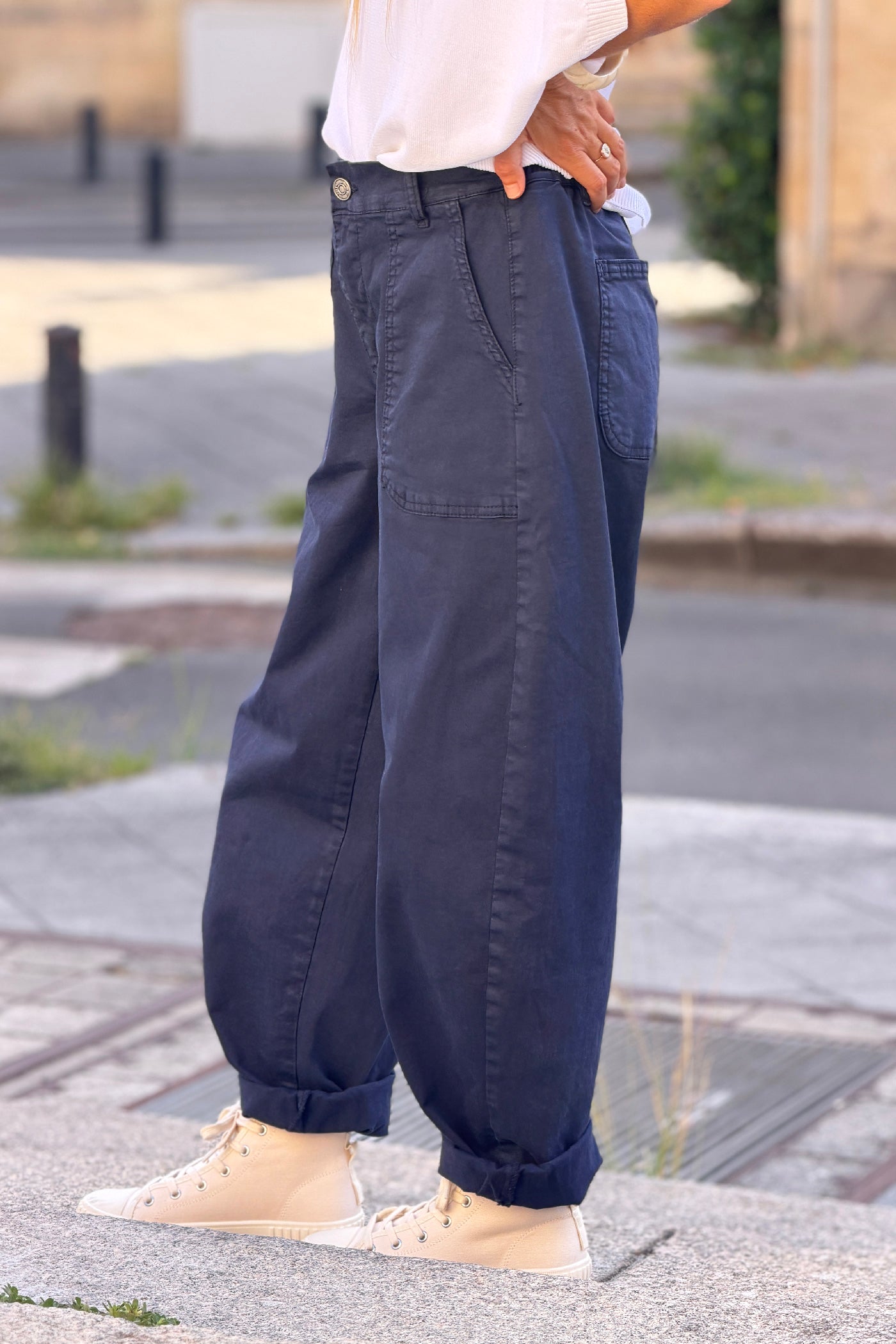 Pantalon stretch bleu marine coupe barrel grandes poches