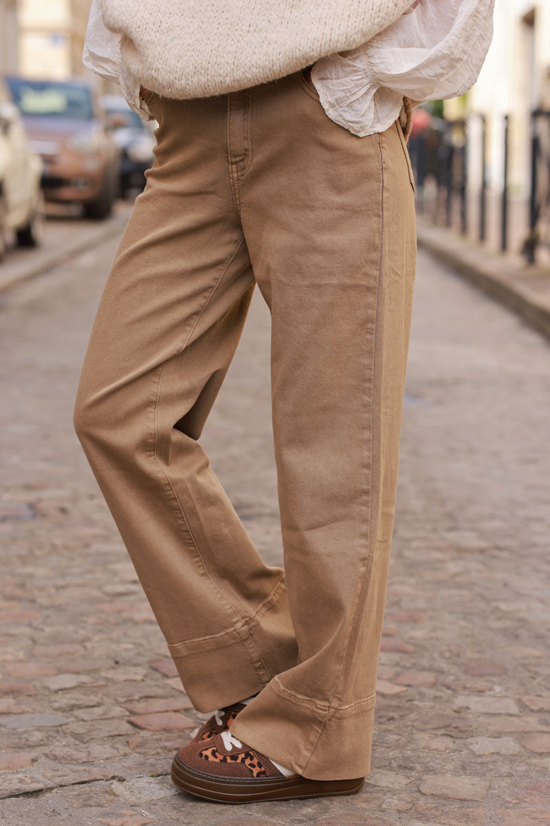 Pantalón ancho camel elástico con bajo ancho