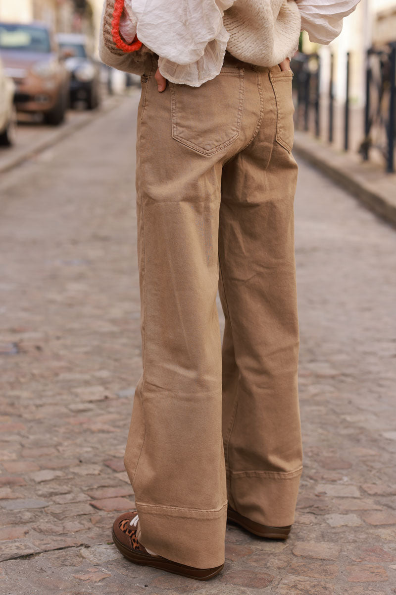 Pantalón ancho camel elástico con bajo ancho