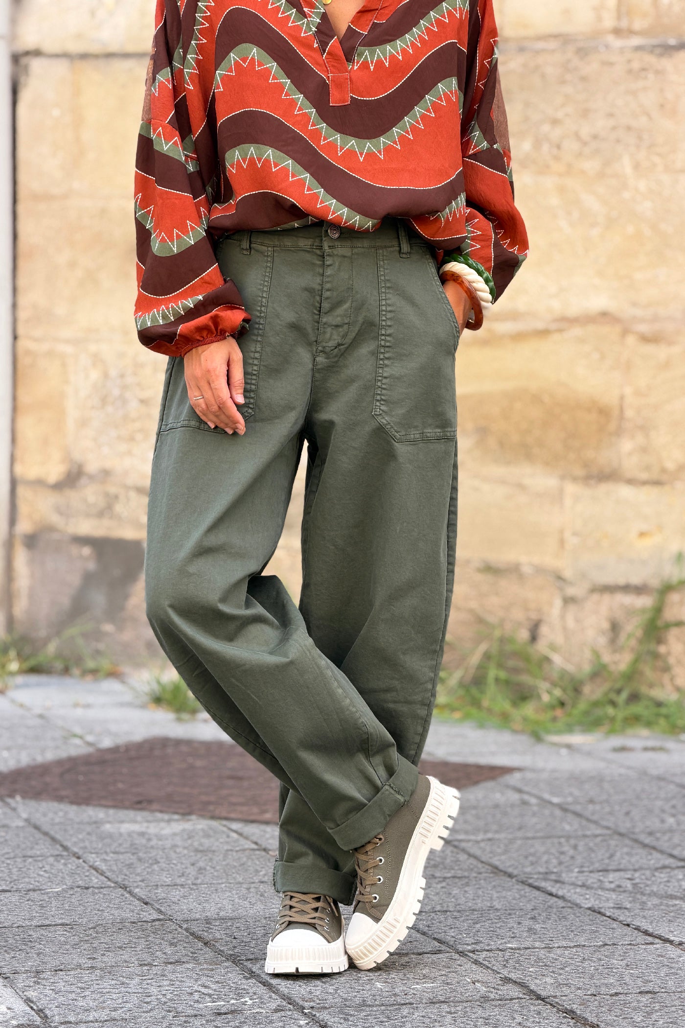 Pantalon stretch kaki coupe barrel grandes poches