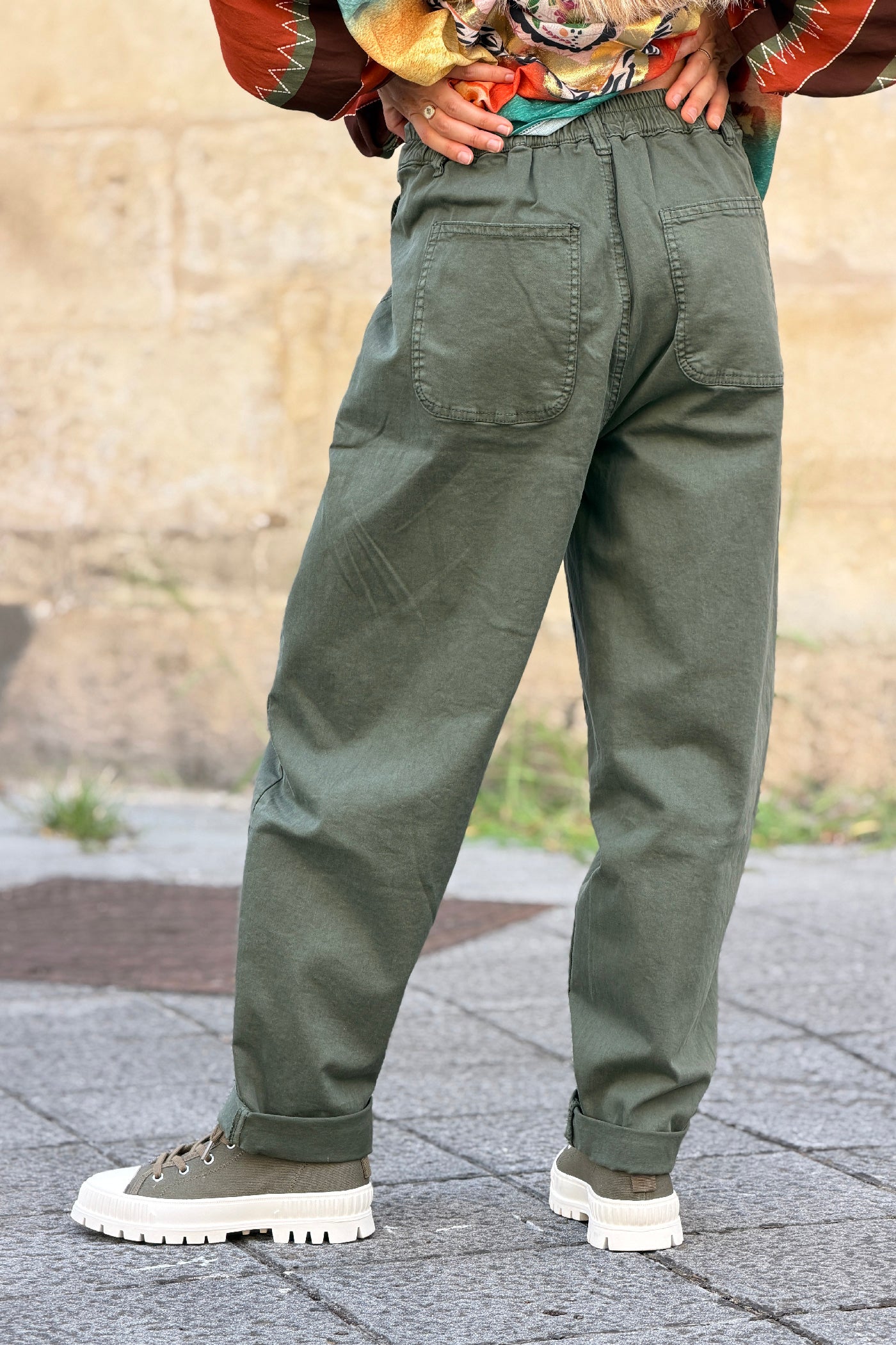 Pantalon stretch kaki coupe barrel grandes poches