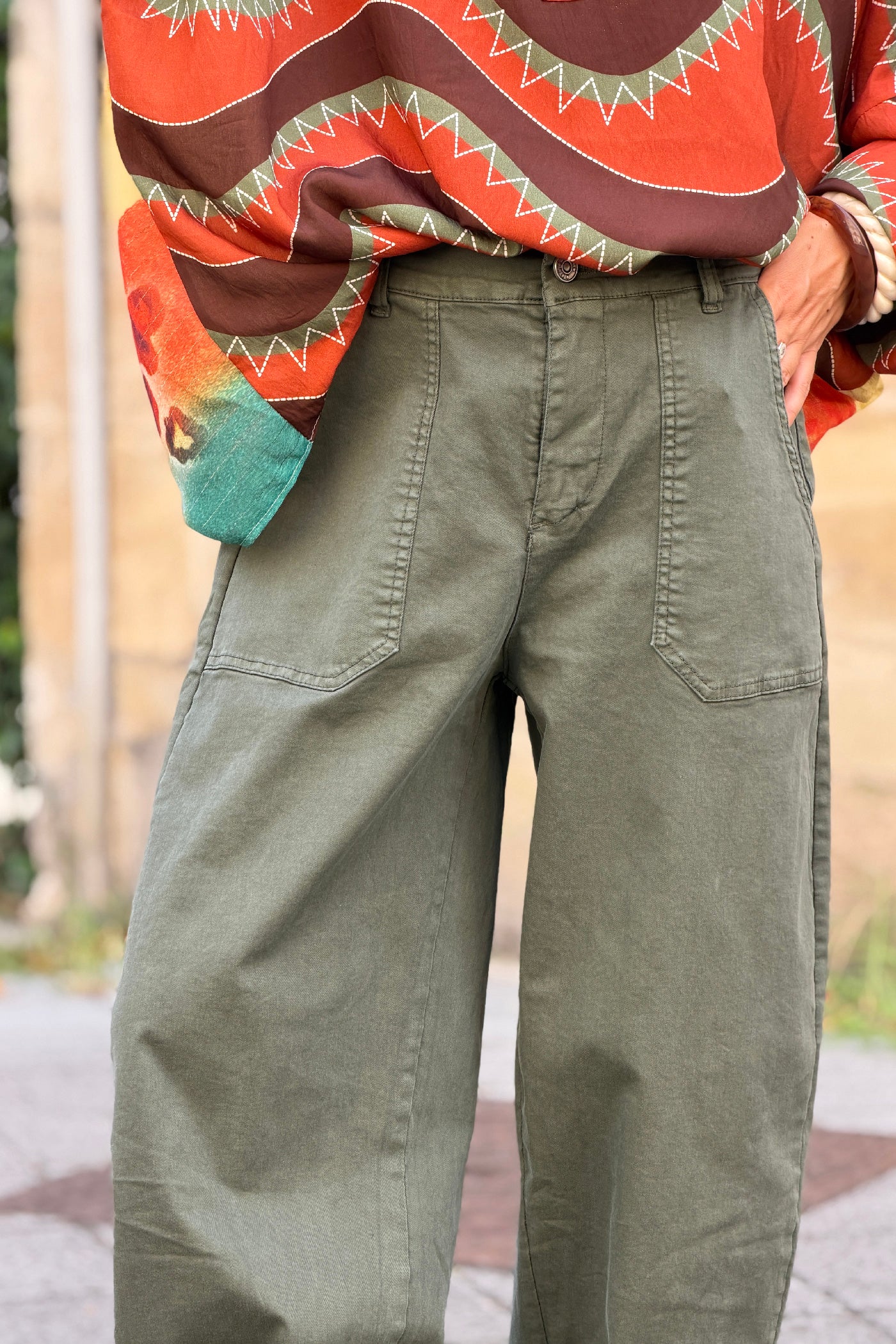 Pantalon stretch kaki coupe barrel grandes poches