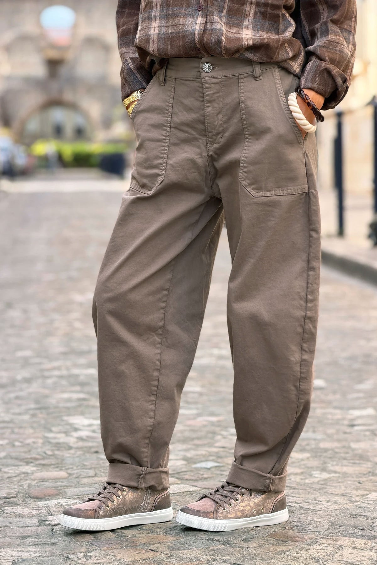 Pantalon stretch marron taupe coupe barrel grandes poches