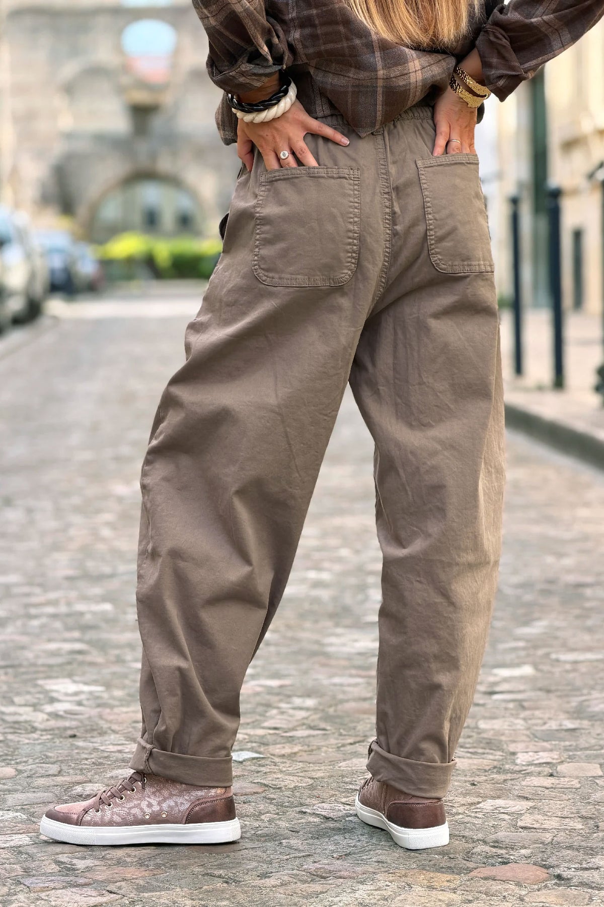 Pantalon stretch marron taupe coupe barrel grandes poches