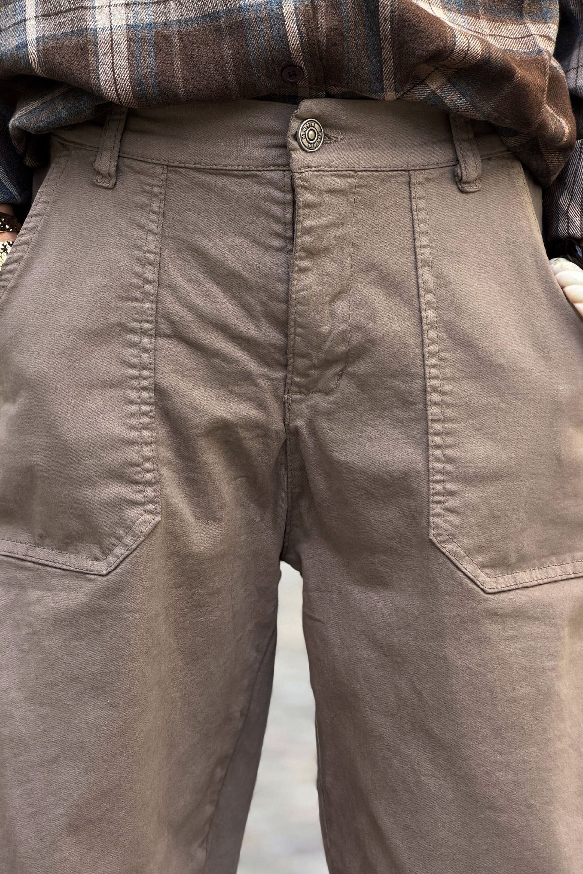 Pantalon stretch marron taupe coupe barrel grandes poches