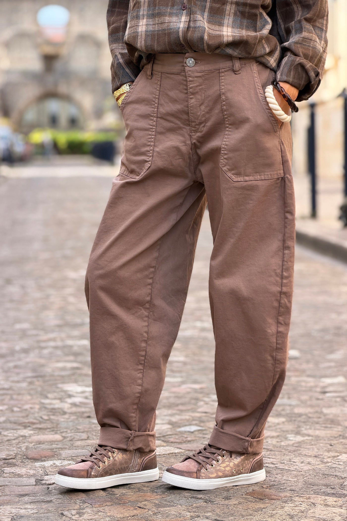 Pantalon stretch marron taupe coupe barrel grandes poches