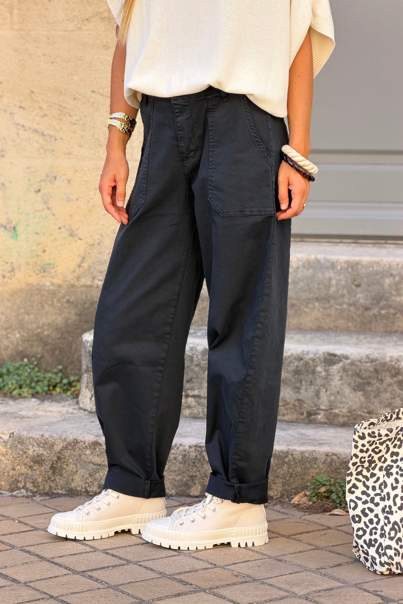 Pantalon stretch noir coupe barrel grandes poches