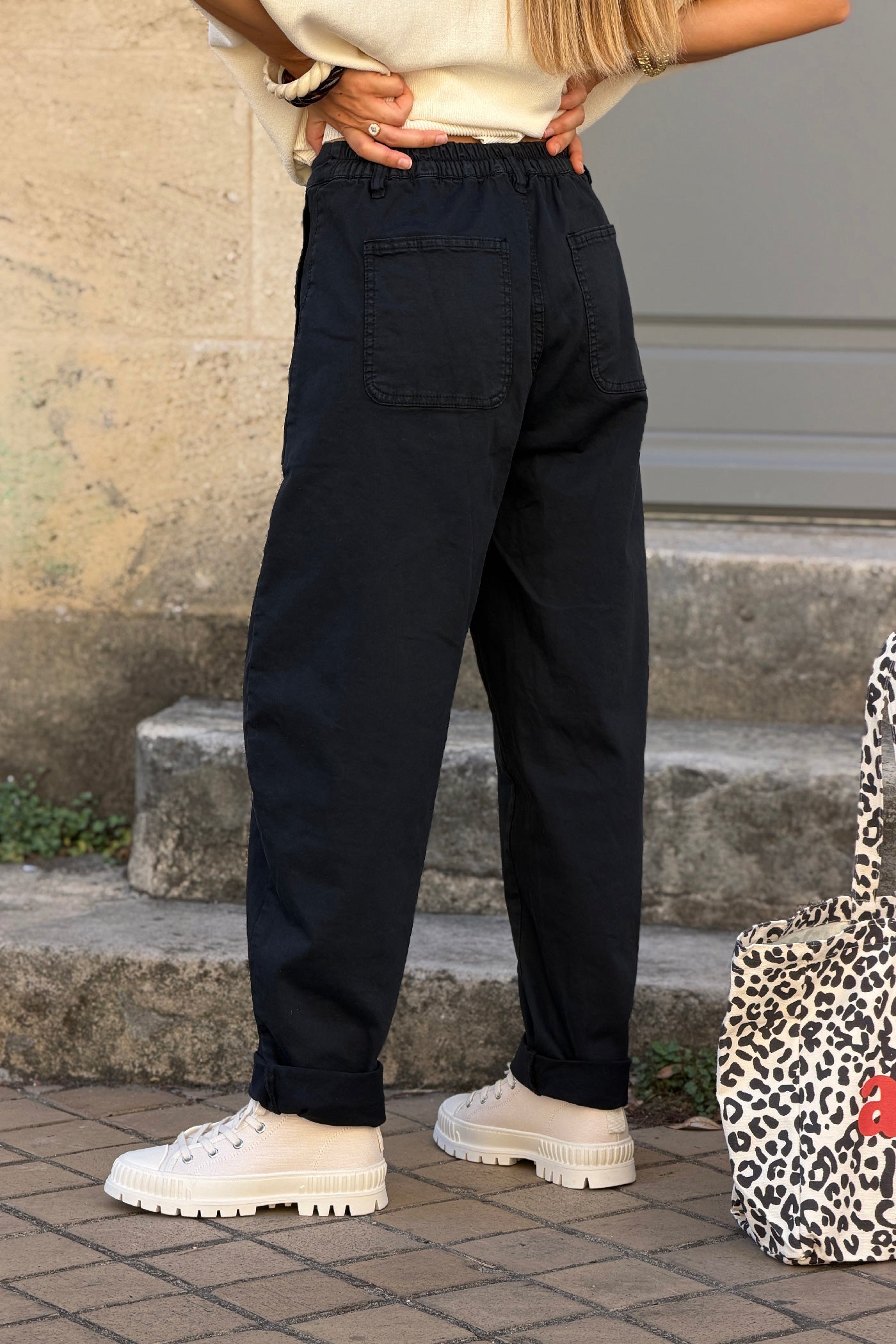 Pantalon stretch noir coupe barrel grandes poches