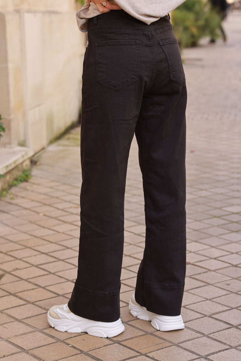 Pantalón elástico negro de corte ancho con bajo ancho