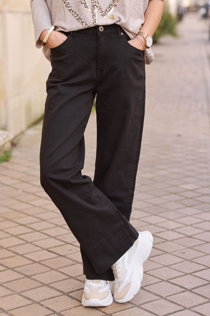 Pantalón elástico negro de corte ancho con bajo ancho