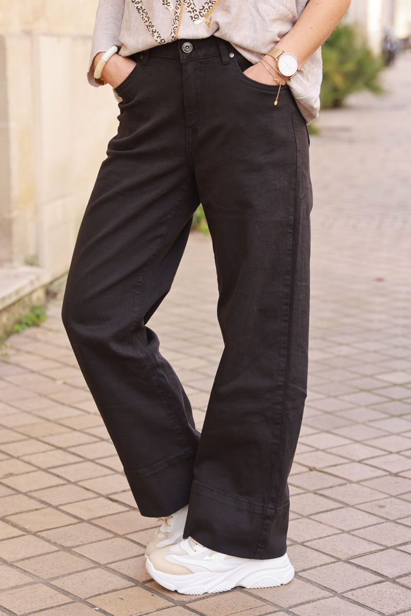 Pantalón elástico negro de corte ancho con bajo ancho