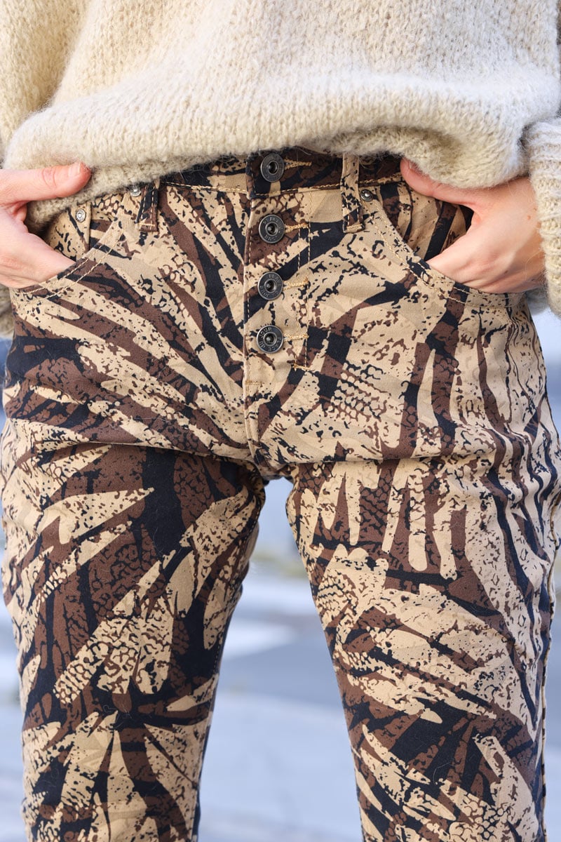 Pantalon toucher peau de pêche stretch à boutons imprimé animal et feuilles