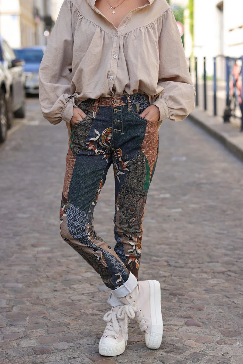 Pantalon toucher peau de pêche stretch à boutons imprimé patchwork