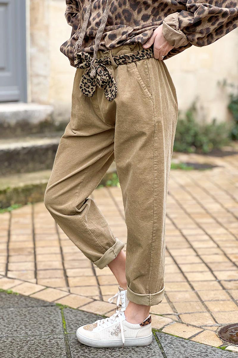 Pantalon en velours côtelé beige taille élastique et ceinture léopard