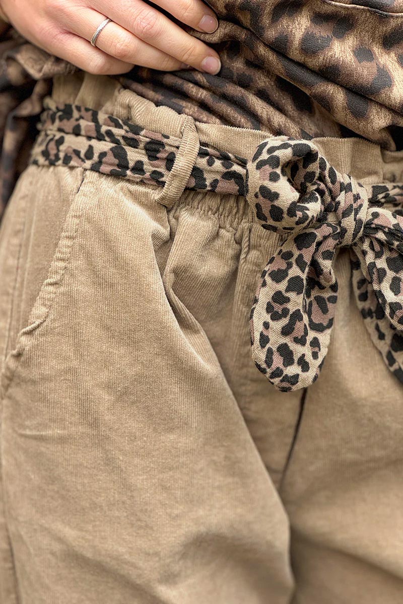 Pantalon en velours côtelé beige taille élastique et ceinture léopard