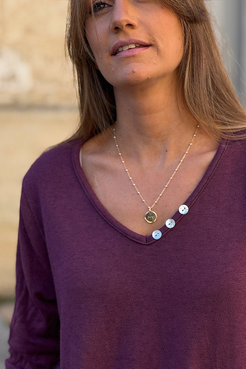 Petit pull aubergine en jersey doux col petits boutons nacrés
