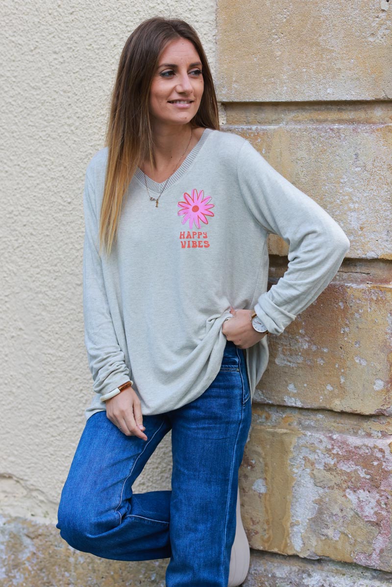 Petit pull beige en jersey col v côtelé Happy Vibes fleurs