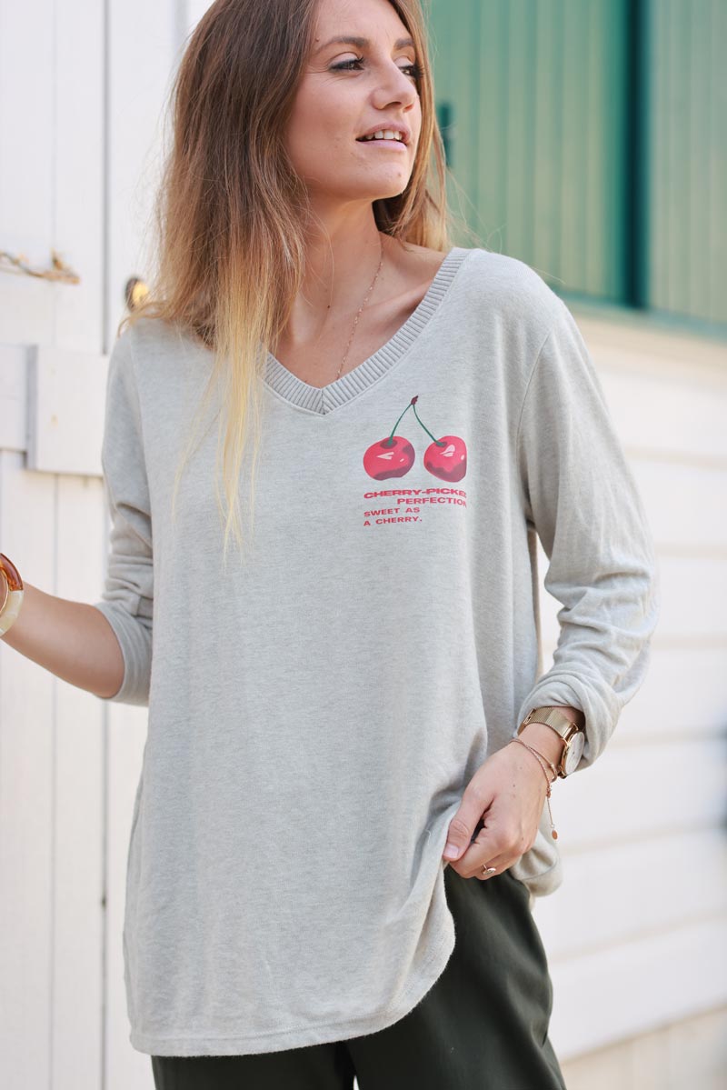 Petit pull beige en jersey col v côtelé cerise Cherry perfection