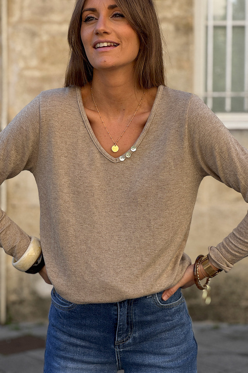 Petit pull beige en jersey doux col petits boutons nacrés
