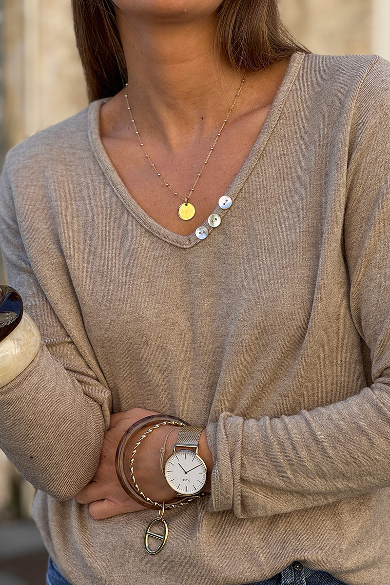 Petit pull beige en jersey doux col petits boutons nacrés
