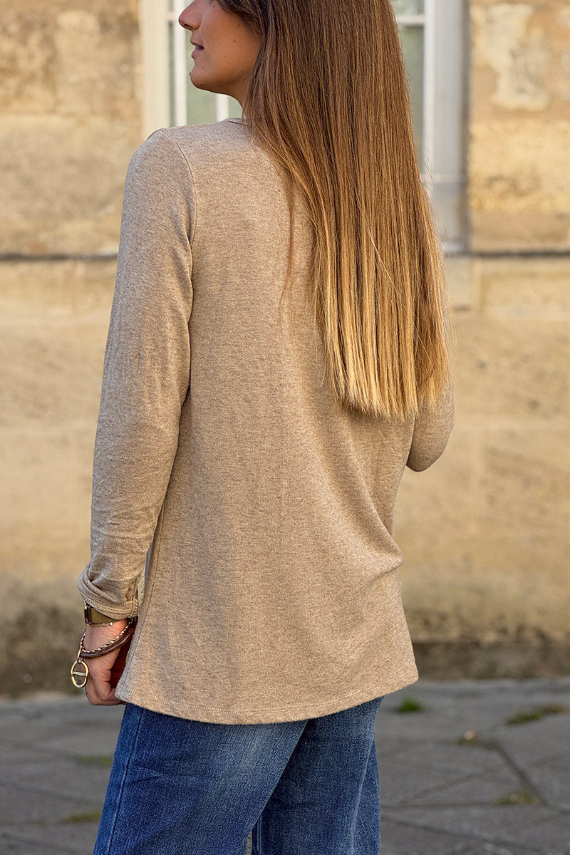 Petit pull beige en jersey doux col petits boutons nacrés