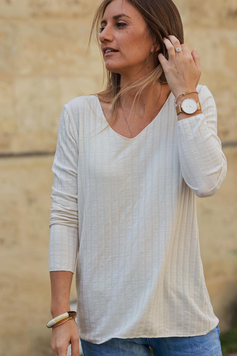 Jersey pequeño beige de canalé elástico y muy suave y cómodo con cuello de pico