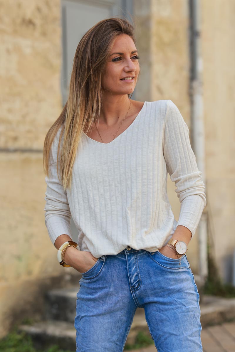 Jersey pequeño beige de canalé elástico y muy suave y cómodo con cuello de pico