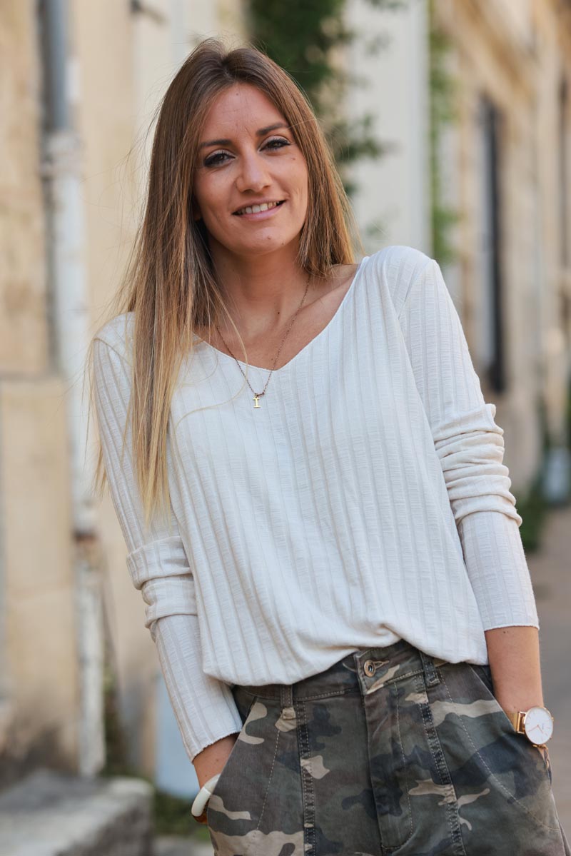 Jersey pequeño beige de canalé elástico y muy suave y cómodo con cuello de pico