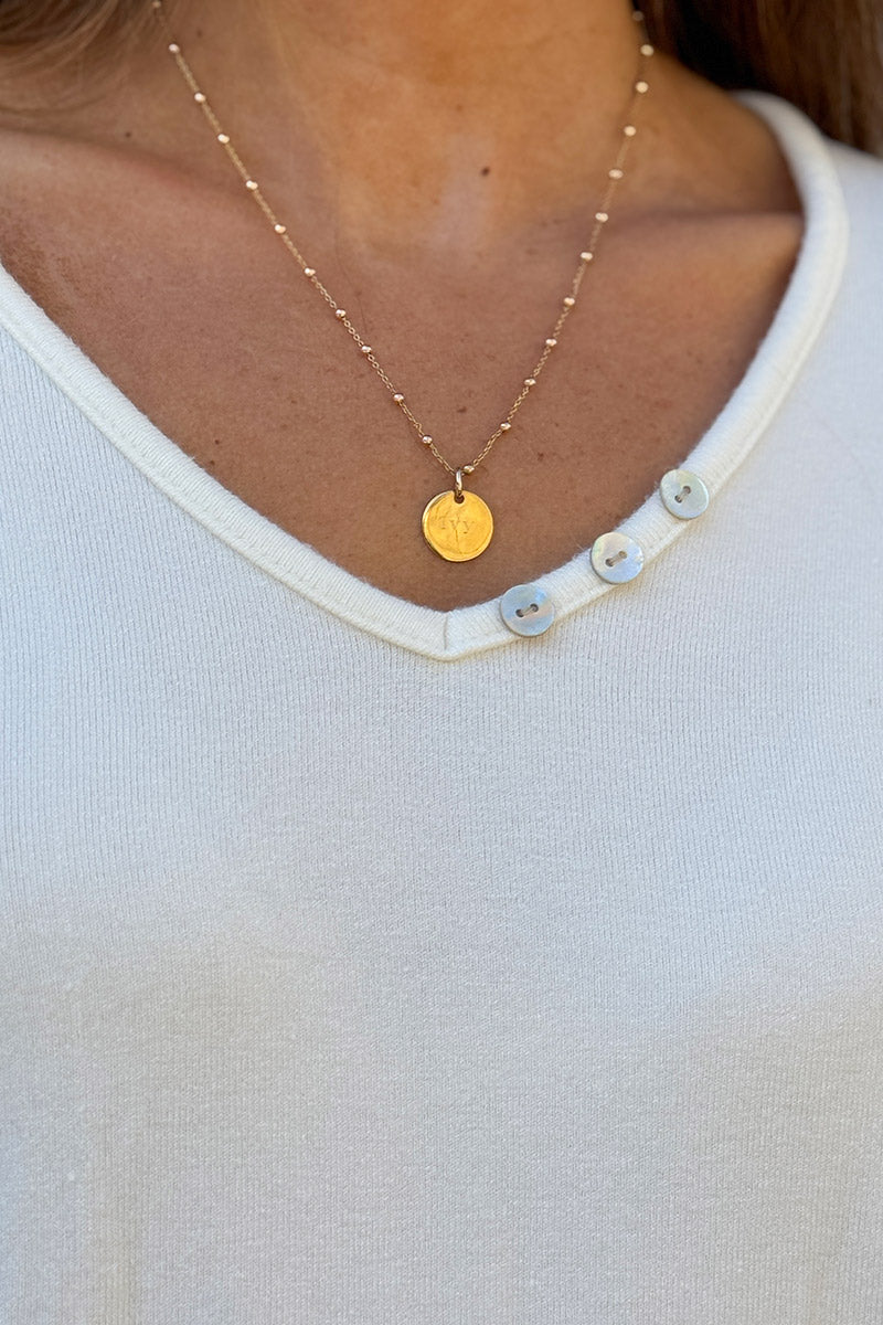 Petit pull blanc cassé en jersey doux col petits boutons nacrés