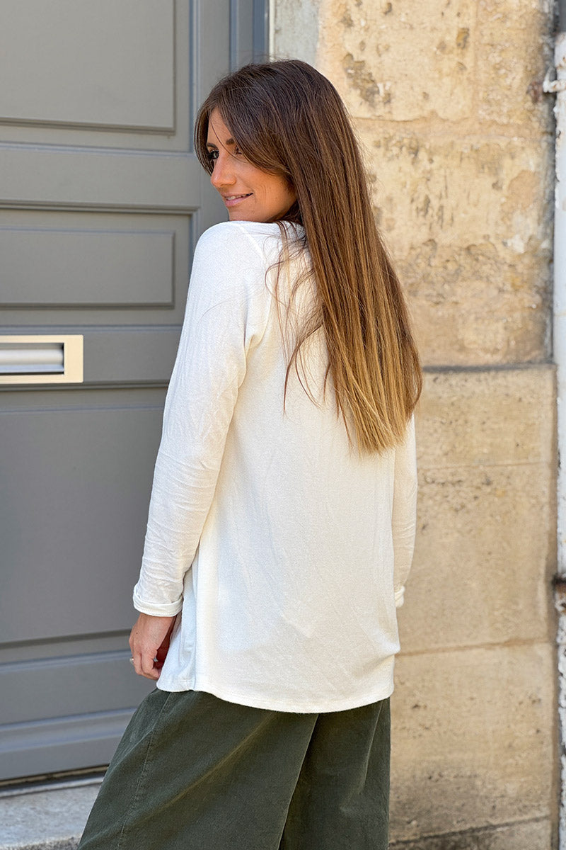 Petit pull blanc cassé en jersey doux col petits boutons nacrés