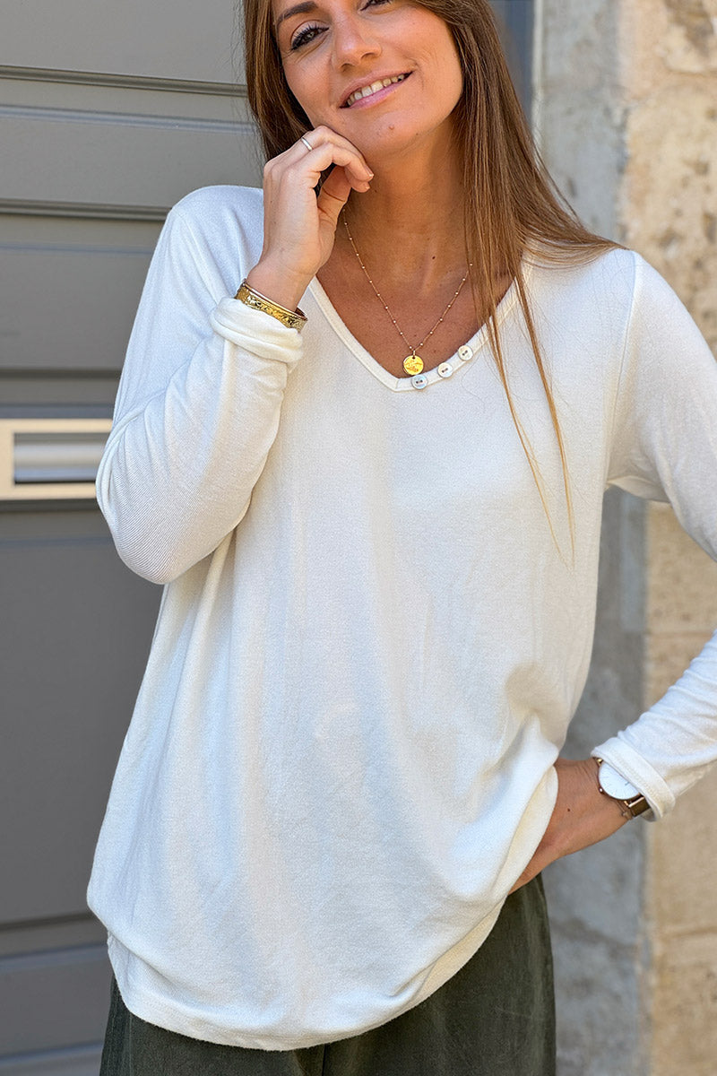 Petit pull blanc cassé en jersey doux col petits boutons nacrés