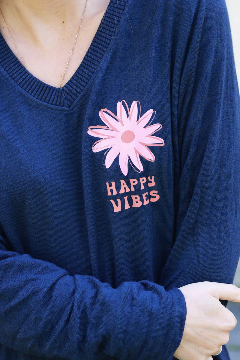 Petit pull bleu marine en jersey col v côtelé Happy Vibes fleurs