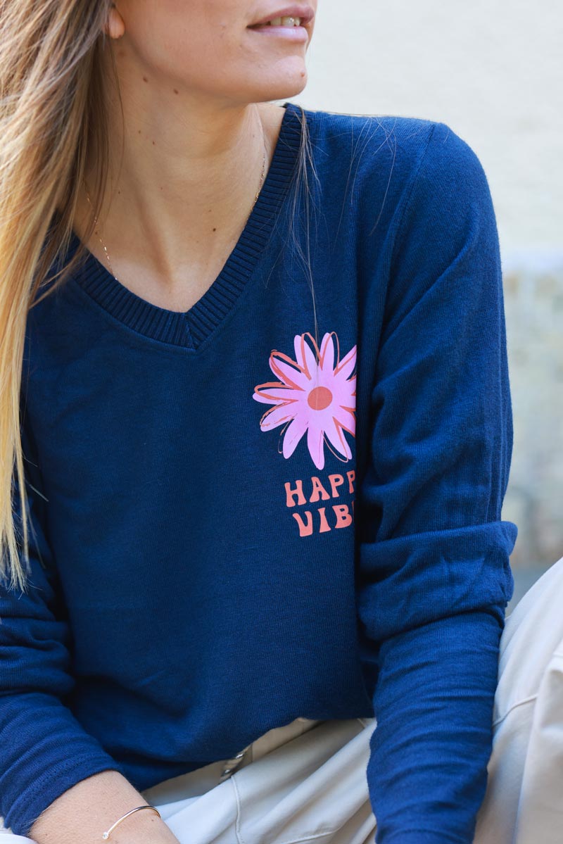 Petit pull bleu marine en jersey col v côtelé Happy Vibes fleurs