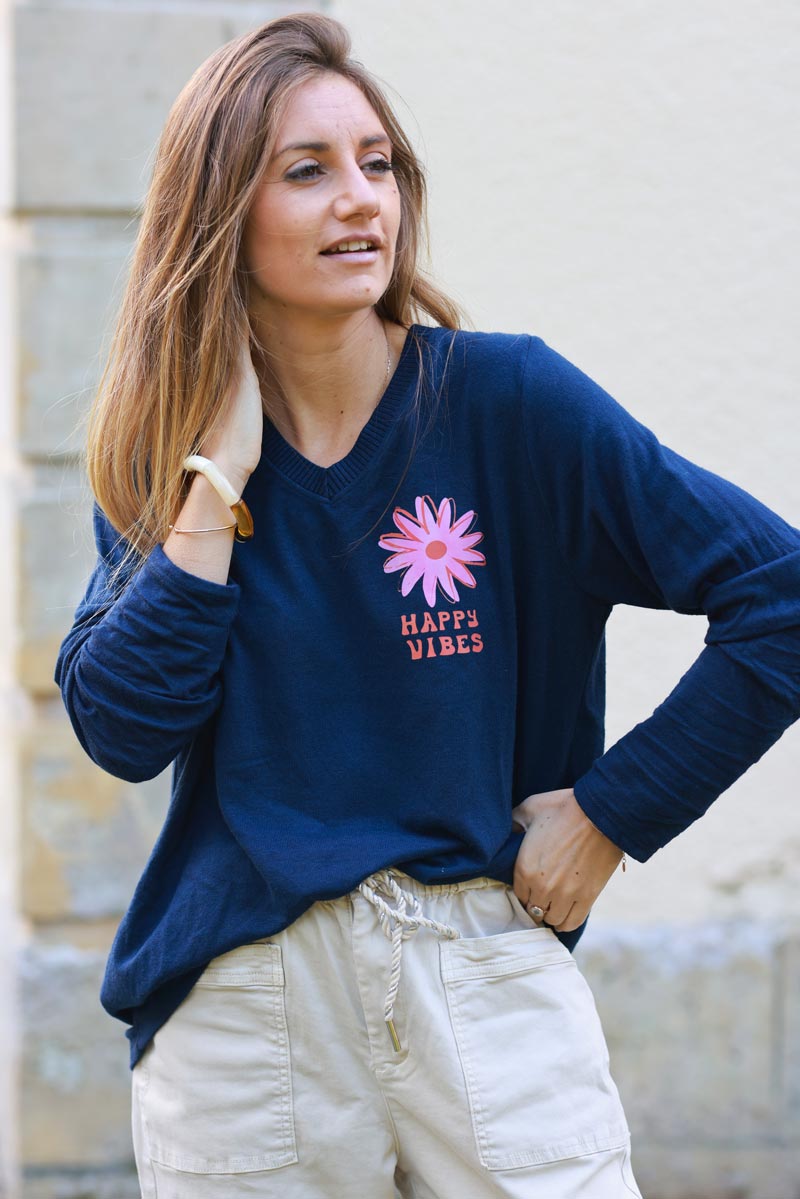 Petit pull bleu marine en jersey col v côtelé Happy Vibes fleurs