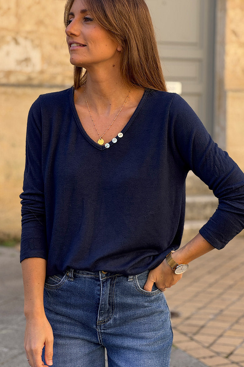 Petit pull bleu marine en jersey doux col petits boutons nacrés