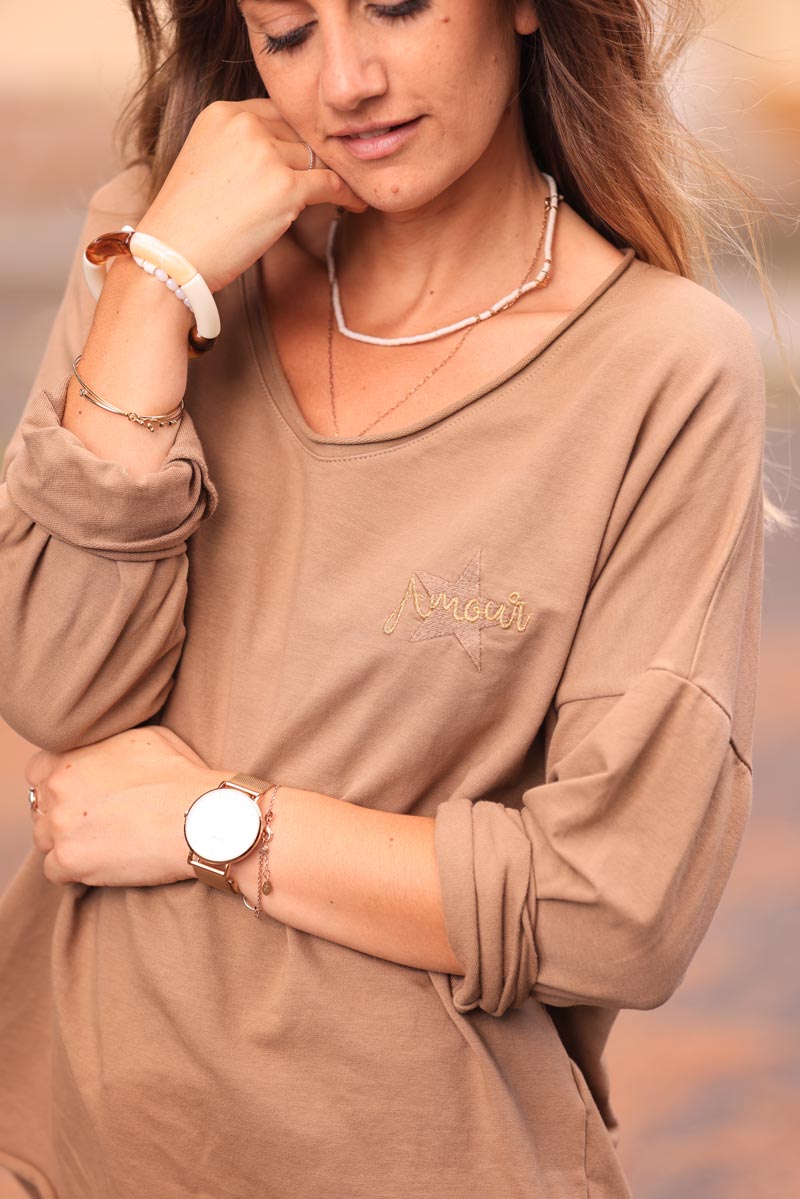 Camel comfort sweater with gold star and 'amour' embroidery